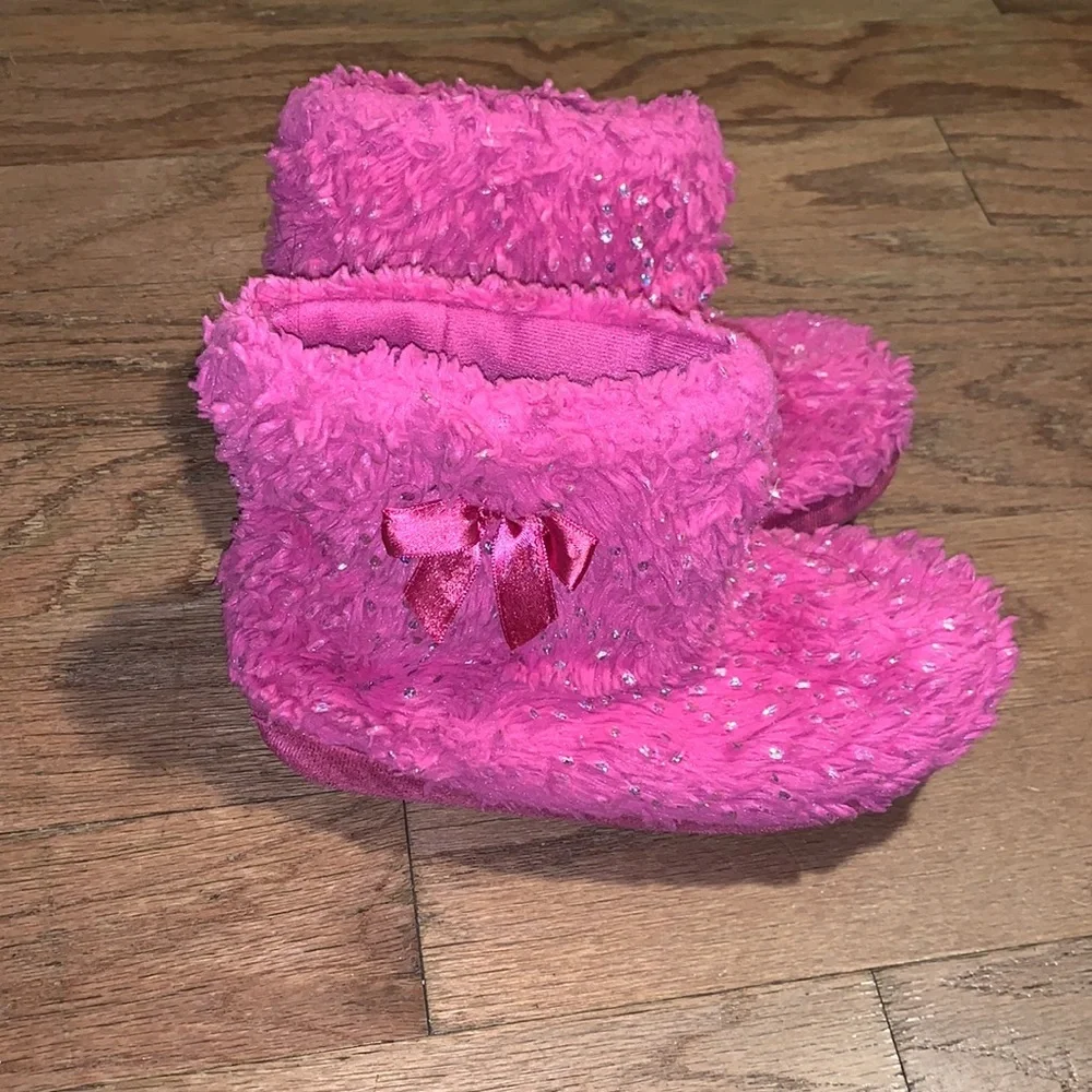 Girls slippers size 2/3‎